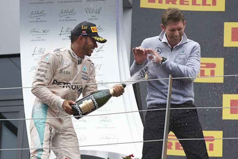 Lewis Hamilton in Österreich 2016 mit James Vowles 