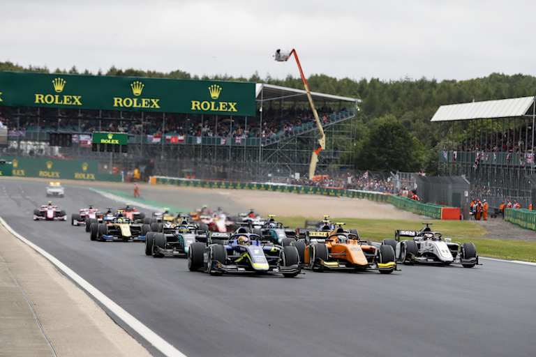 Start in Silverstone: Vorne links Delétraz, mit dem orangen Renner Sieger Jack Aitken