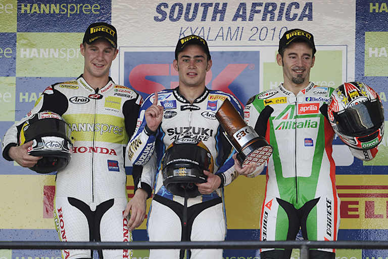 Leon Haslam gewann fünf Rennen: Hier vor Johnny Rea (li.) und Max Biaggi