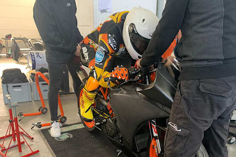 Chris Stange bei der Sitzprobe auf der KTM RC390R