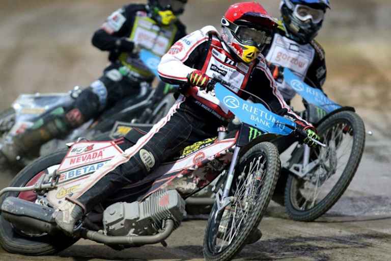 In Daugavpils gab Maciej Janowski (vorne) nur drei Punkte ab