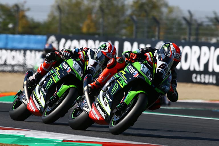 Zu Rennbeginn: Tom Sykes vor Jonathan Rea