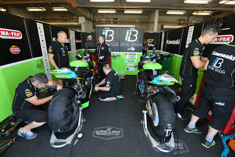 Iron Brain Grillini Kawasaki macht 2015 mit zwei Fahrern weiter