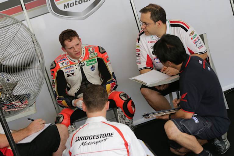 Stefan Bradl bei der Analyse mit dem LCR-Team