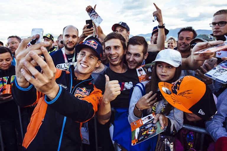 Red Bull KTM-Pilot Pol Espargaro in mitten seiner Fans