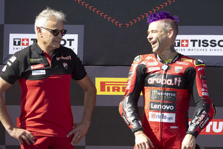 Alvaro Bautista mit Aruba-Teammanager Serafino Foti