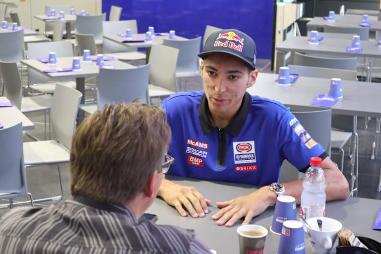 Toprak Razgatlioglu mit SPEEDWEEK-Redakteur Ivo Schützbach