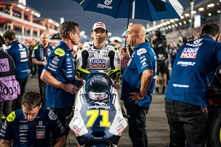 Am Startplatz: Peter Öttl mit Sasaki, rechts sein Crew-Chief «Lelle» Martinelli