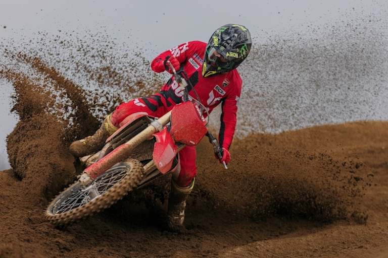 Testfahrer Tony Cairoli mit der neuen Desmo450 MX