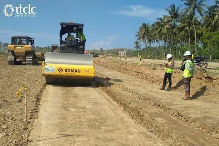 Lombok: Trotz der Massnahmen zur Eindämmung der Coronavirus-Verbreitung rollen die Bagger