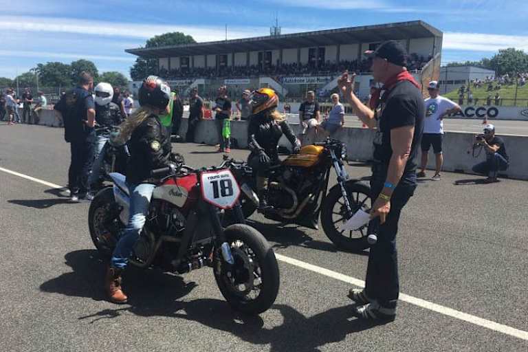 Vor dem Start zum ersten Durchgang gegen Mai Lin Senf auf einer modifizierten Yamaha XV 950