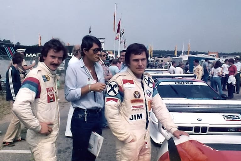 Entspannt in der Startvoraufstellung: M1-Piloten Bürger (links) und sein Kumpel Höttinger 1979 in Hockenheim im Gespräch mit Reporter Braun