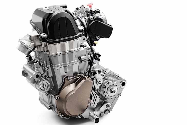 Leistungsangaben sind bei Produktionsrennmaschinen unüblich. Husqvarna verspricht 63 PS für den 450er Einzylinder 