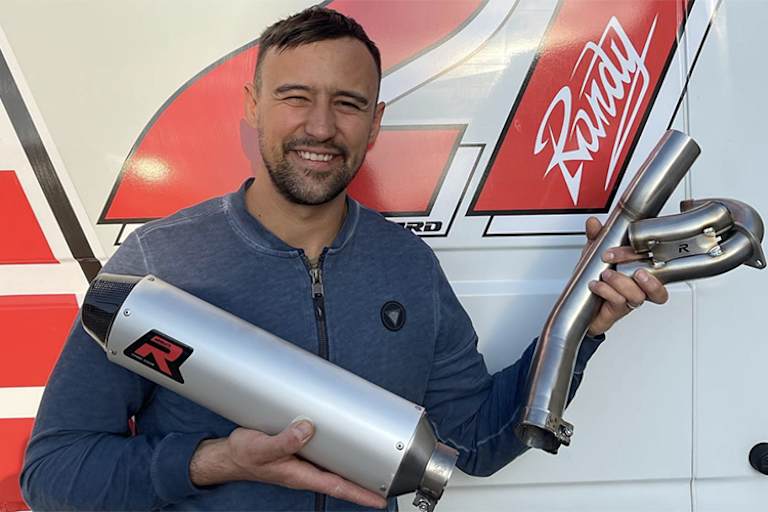 Randy Krummenacher mit neuem Auspuff für seine Flattrack-Yamaha