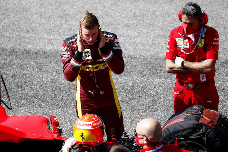 Der Sohn von Michael Schumacher unternahm die Demofahrt im Jubiläums-Rennanzug von Ferrari