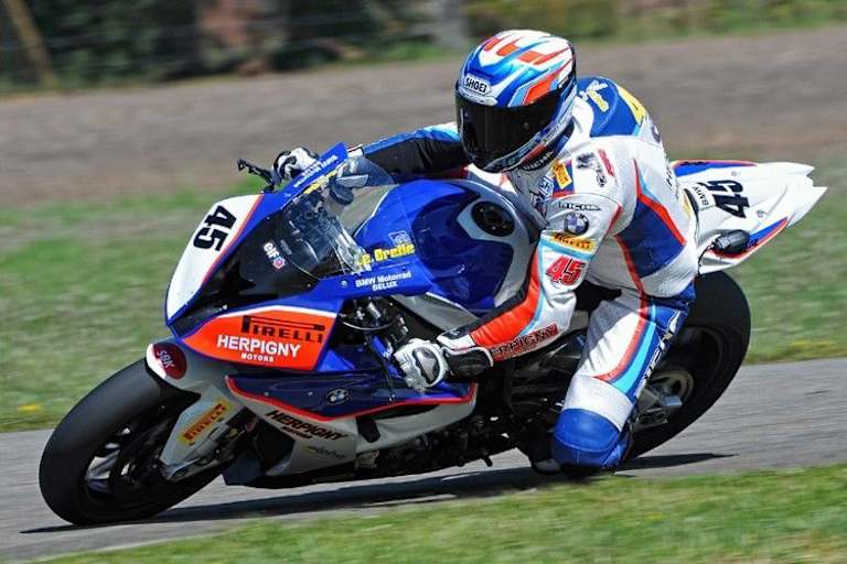 Sebastien Le Grelle führt die IRRC Superbike-Klasse an 