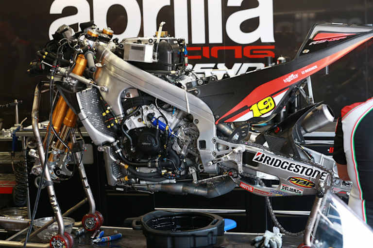 Die Aprilia RS-GP verfügt über einen pneumatischen Ventiltrieb und seit Mugello über ein Seamless-Getriebe, dazu kommt die hauseigene Factory-Software APX 