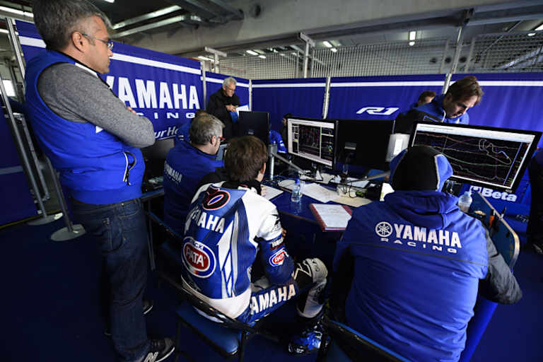 Yamaha-Rennchef Andrea Dosoli (li.) mit Sylvain Guintoli