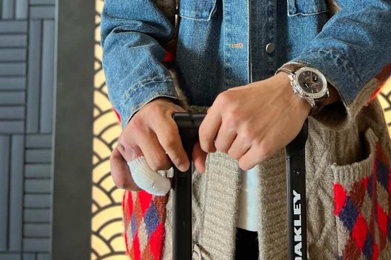 Der Ringfinger an Takas rechter Hand ist noch immer bandagiert