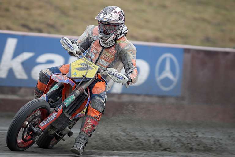 Mit dem Supermoto-Bike kennt Kevin Würterle die Sandbahn