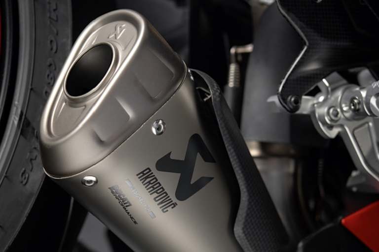 Komplett: Zur Titan-Auspuffanlage von Akrapovic gehört ein passender Luftfilter und angepasste Mappings