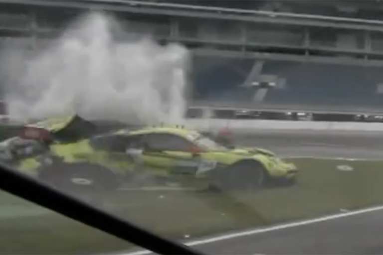 Dennis Olsen knallt gegen die Streckenbegrenzung