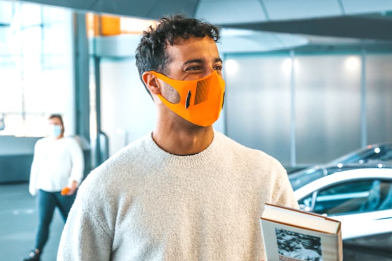 Der Australier im Rennwagenwerk von Woking (mit der Biographie von Bruce McLaren in der Hand)