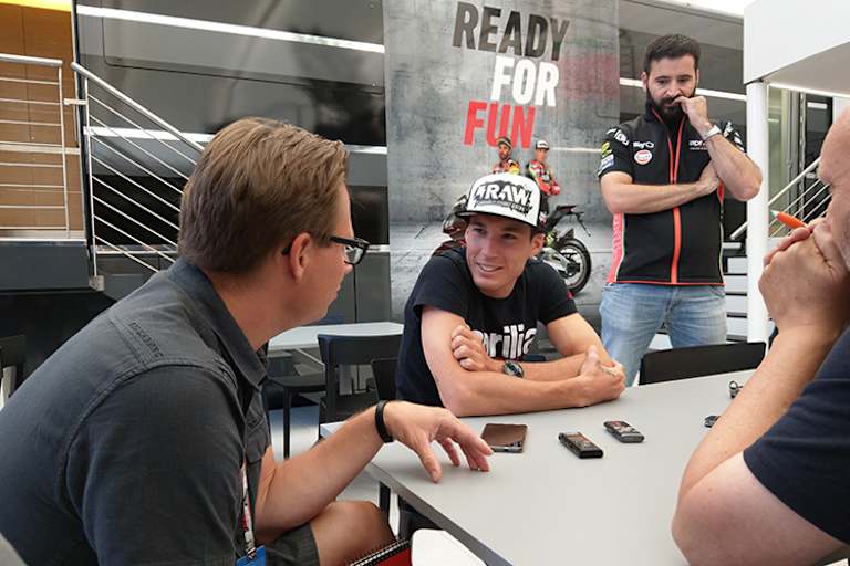Aleix Espargaro im Gespräch mit Speedweek-Redakteur Ivo Schützbach