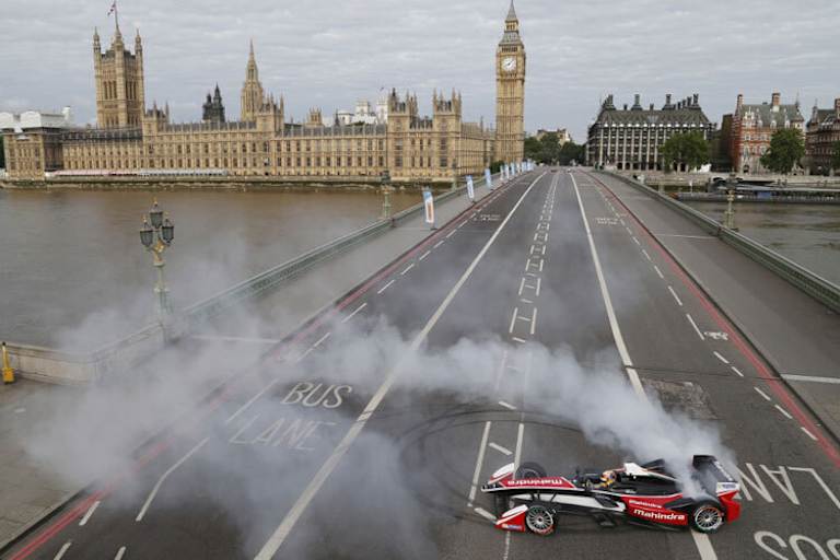 Auch in Formel-E-Autos kann man Donuts drehen