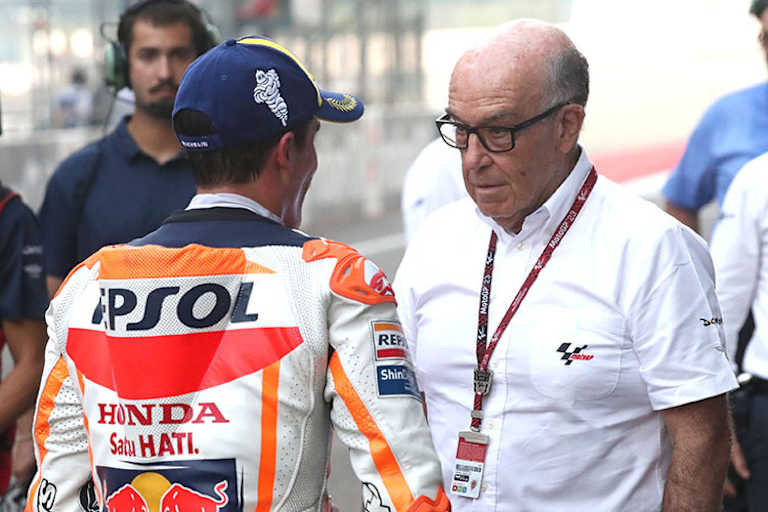 Gibt sich optimistisch: DORNA-Chef Carmelo Ezpeleta (hier mit Marc Márquez 2023)