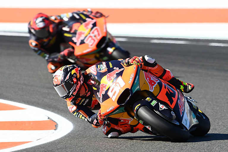 Das Red Bull-KTM-Ajo-Team mit Acosta und Fernández – die Bikes kommen von Kalex