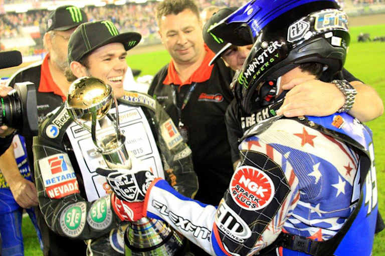 Tai Woffinden (li.) überreicht die Trophäe an den neuen Champion Greg Hancock