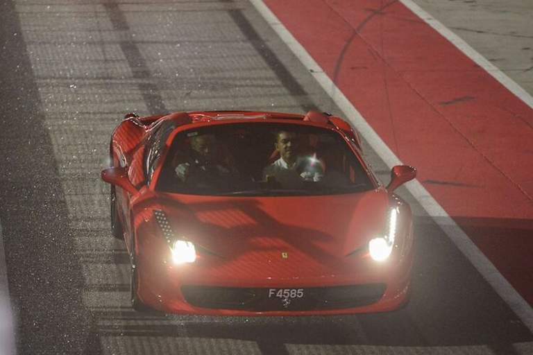 Der Premierminister klemmte sich gleich selbst hinters Steuer