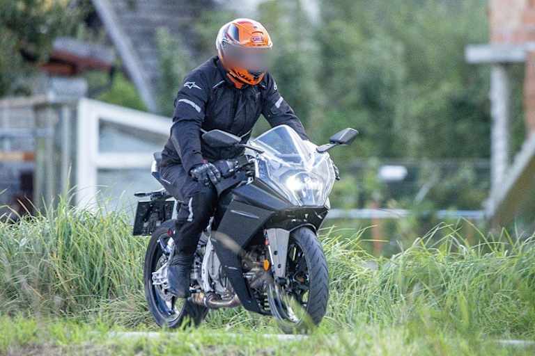 Rahmen und Motor der zweiten Maschine sind völlig abders als an der aktuellen KTM RC390 - wir haben einen Prototypen erwischt!