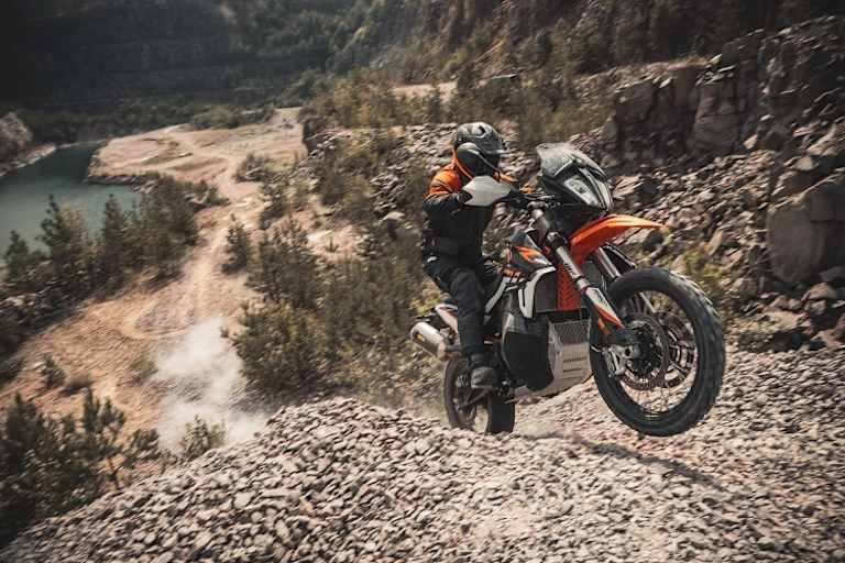 Auch die in grösseren Stückzahlen gebaute KTM 890 Adventure R ist für härtere Einsätze im Gelände geeignet
