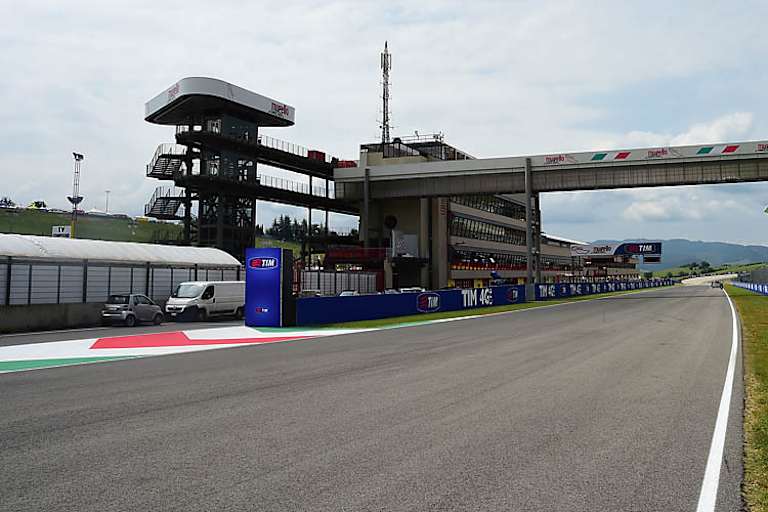 Die Start-Ziel-Gerade des Autodromo del Mugello