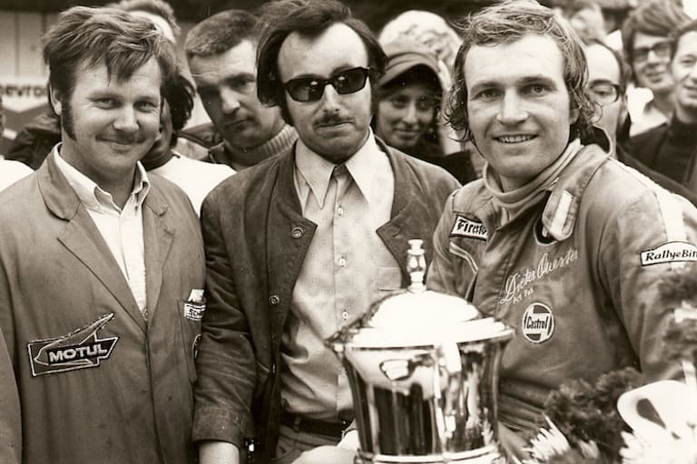 Die Schnitzers mit Dieter Quester nach dem Sieg in Zandvoort 1971