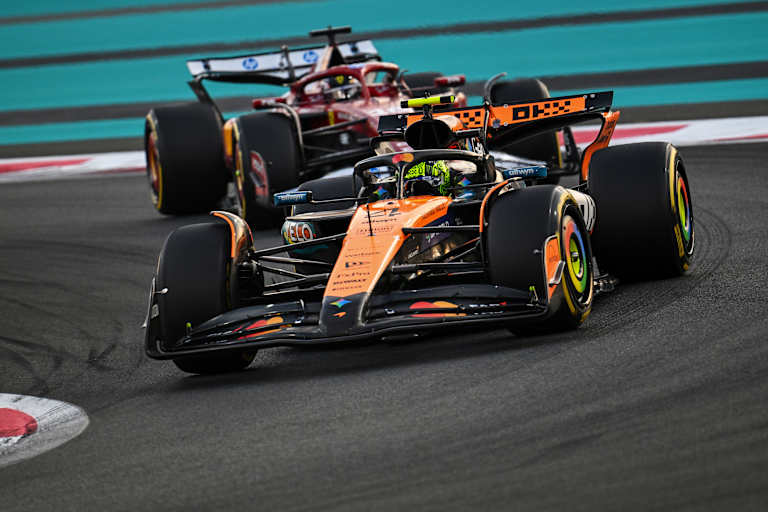 Charles Leclerc hinter Lando Norris im Abu-Dhabi-GP