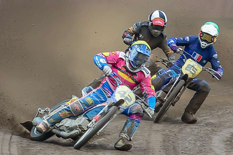 Jordan Dubernard (85) im Kampf mit Mario Niedermeier und Stephan Katt 