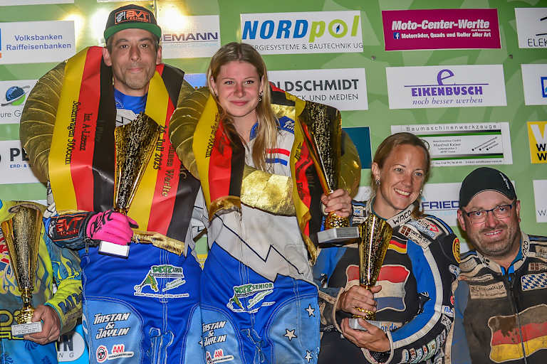 Bridget Portijk (2.v.l.) ist neue Beifahrerin von Markus Brandhofer (r.)