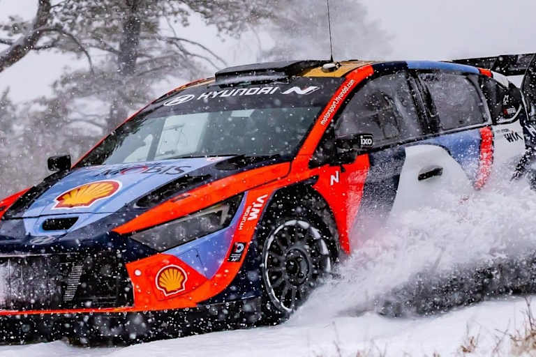 Thierry Neuvilles bei Testfahrten in den französischen Alpen 