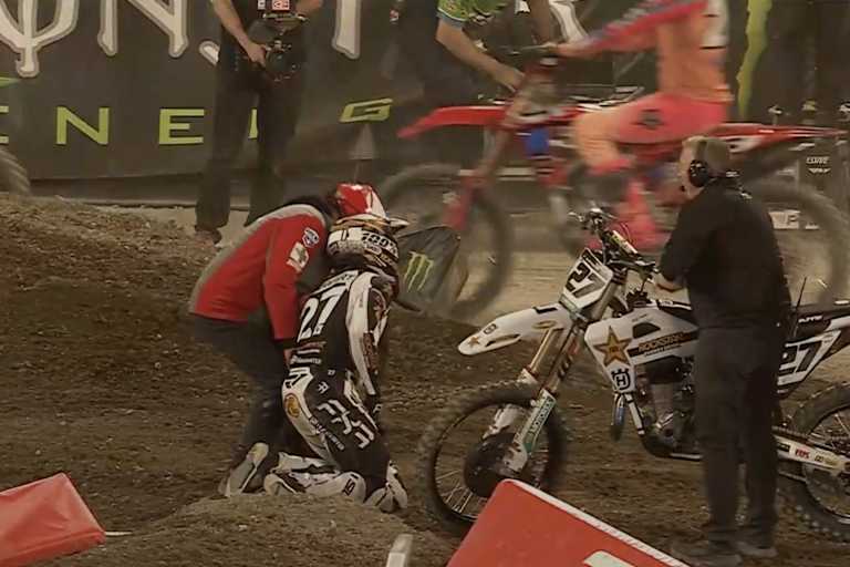 Malcolm Stewart stürzte und musste das Rennen beenden