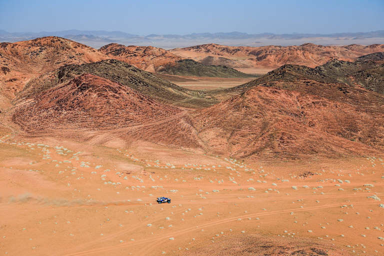 Grandiose Sand- und Steinlandschaften prägen die Dakar-Rallye  