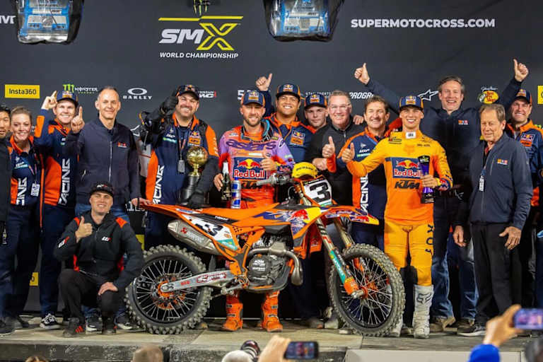 Auch KTM-CEO Gottfried Neumeister (3. von rechts) ist nach Anaheim gereist
