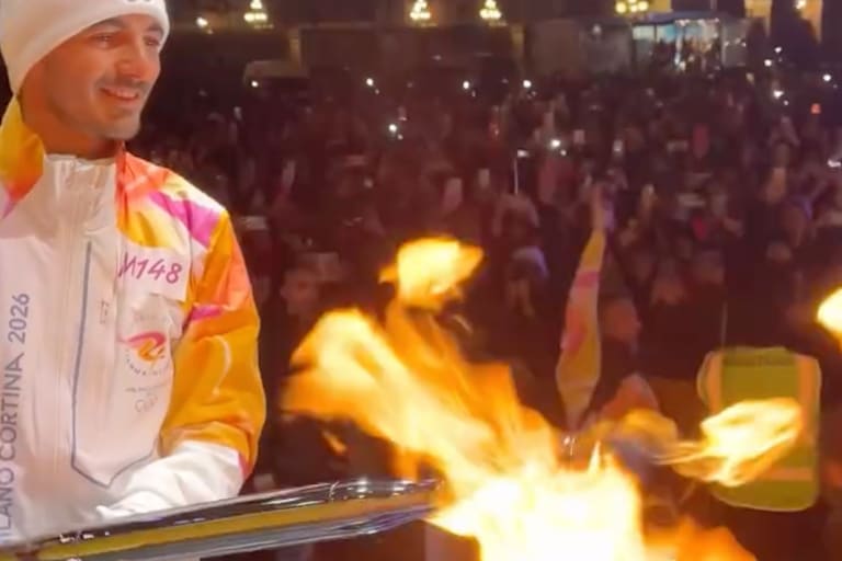 Pecco Bagnaia mit dem Olympischen Feuer in Turin