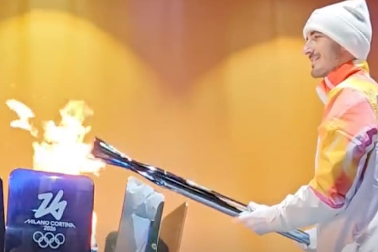 Pecco Bagnaia mit dem Olympischen Feuer in Turin