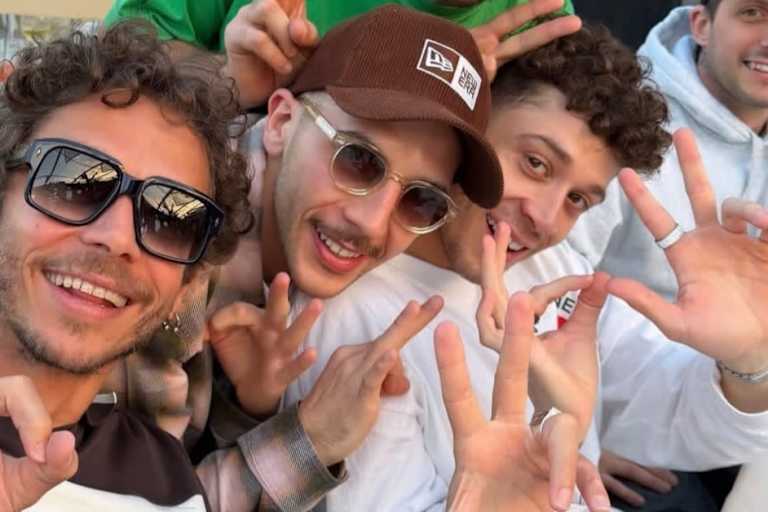 Andrea Migno (mitte) mit Valentino Rossi und Marco Bezzecchi