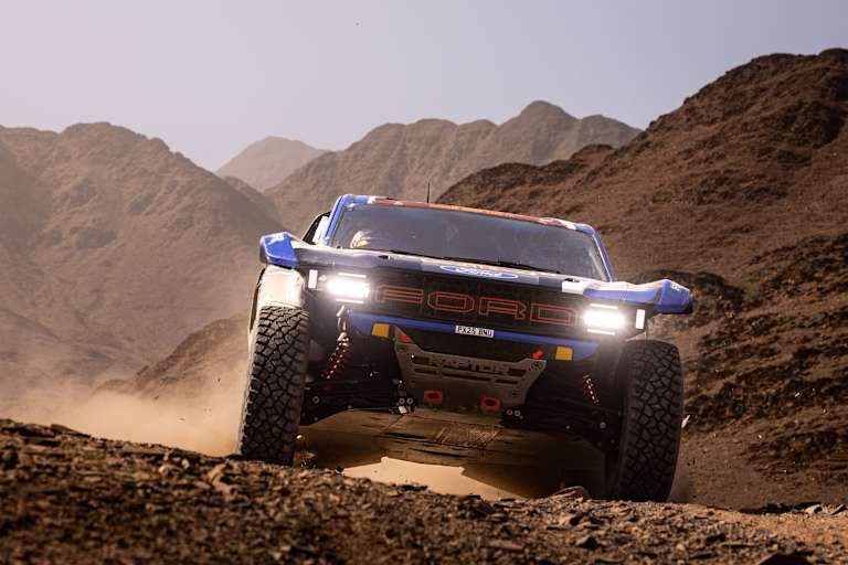 Die Spanier Nani Roma/Alex Haro führen im Ford Raptor die Dakar neu an