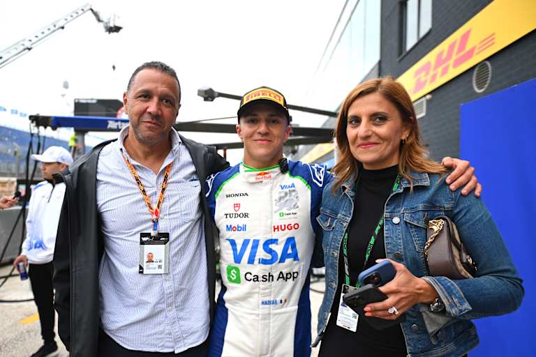 Isack Hadjar im August 2025 in Zandvoort mit seinen Eltern