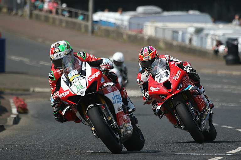 Glenn Irwin vor Davey Todd